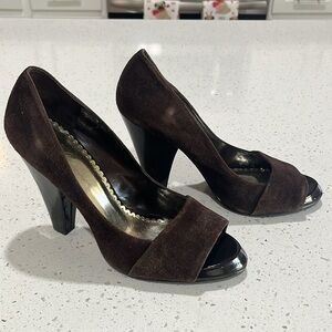 BCBG Paris size 8 nightmare Brown Pumps suede